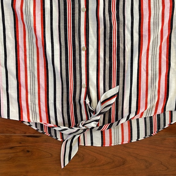 Jones New York Sleeveless Button-down Front Tie Top Shirt - Picture 4 of 5